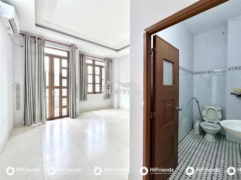 Cho thuê phòng ban công sẵn máy lạnh - ngay gần ngã tư bốn xã