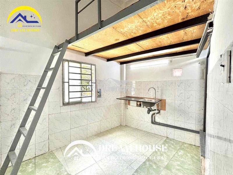 Trống sẵn phòng duplex gác cao 1m8 ngay aeon tân phú