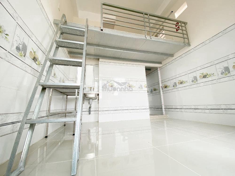 Phòng trọ có gác cao 2m cửa sổ trời thoáng mát thang máy - giá rẻ - 2