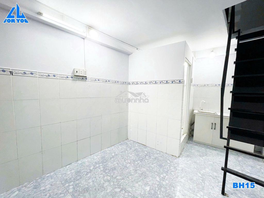 Nhà nguyên căn 3 lầu - 2wc - có lối đi riêng gần chợ bình thành - 2