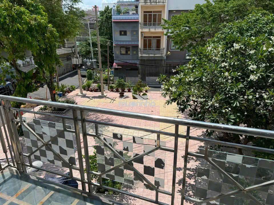 Nhà ngay công viên hẻm xe tải âu cơ ngang 5,6m - 3