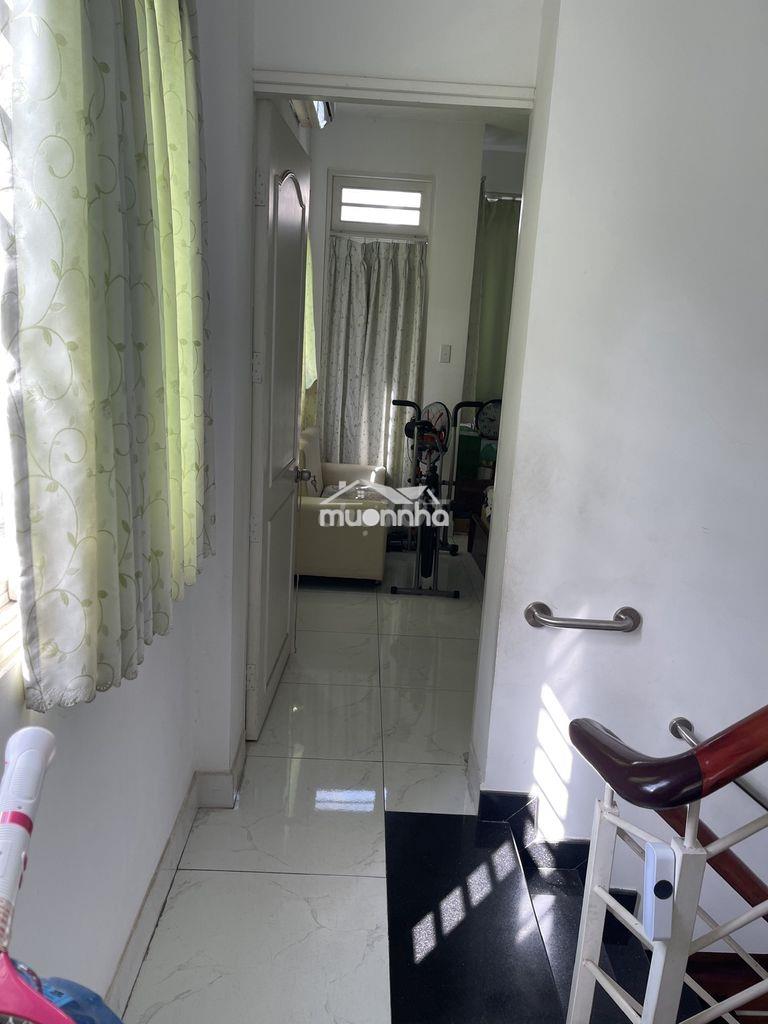 Nhà quận 4  gần chợ 200 - 2