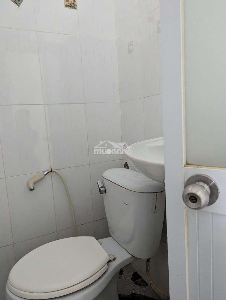 Phòng trọ ngay trung tâm quận 5, view mặt tiền lầu 2, giá 2.5- 4tr - 3