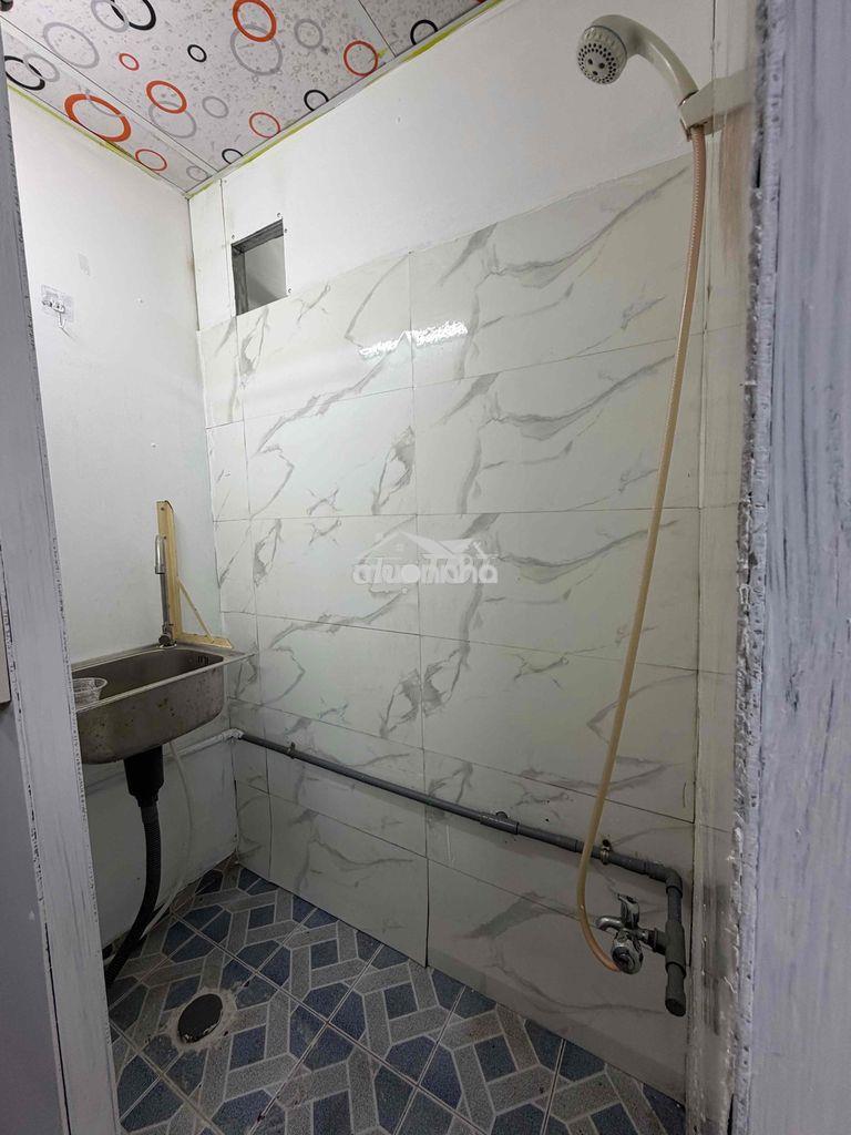 Phòng tầng 1. rộng cửa sổ thoáng . bếp bồn rửa tắm riêng - tolet riêng - 3
