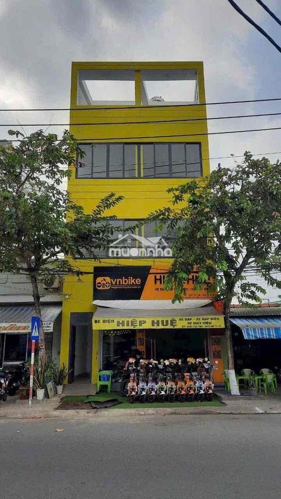 Cho thuê mặt bằng trệt- lầu 1, lầu 2, sân thượng tòa nhà màu  vàng phư