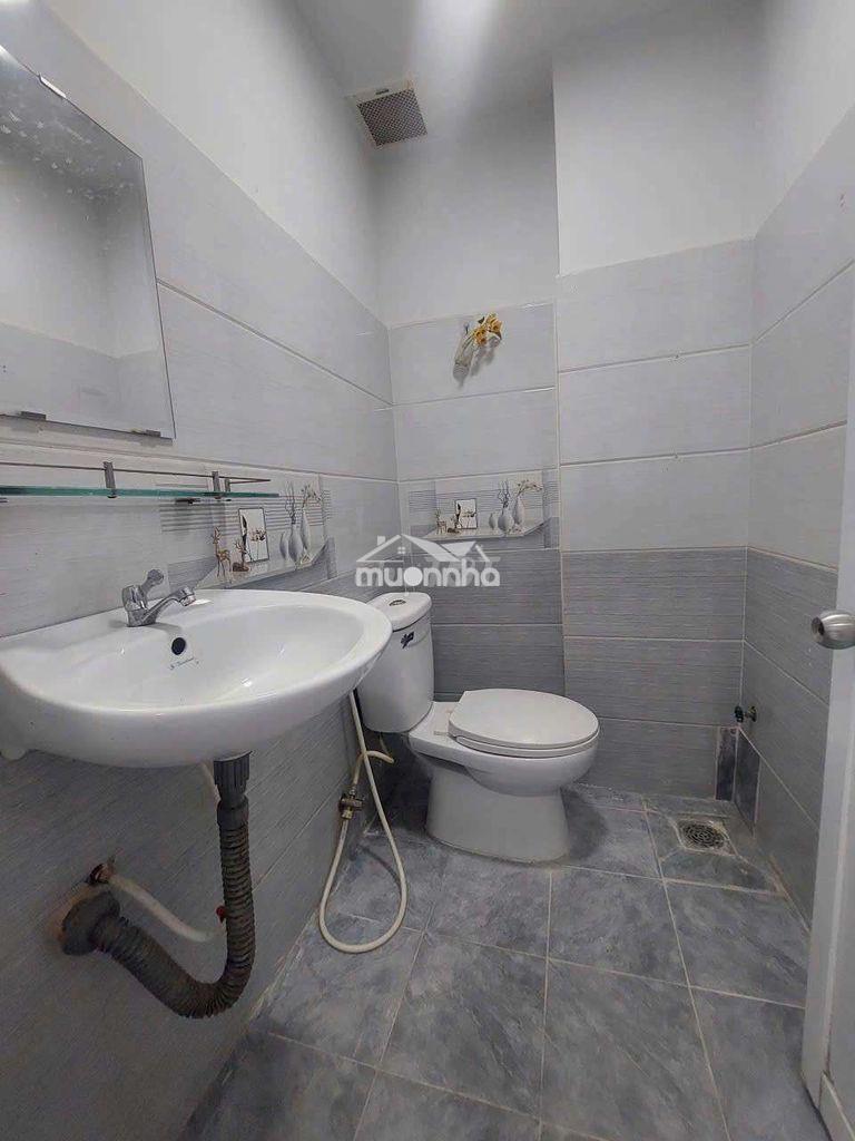 Cho thuê nhà mặt tiền hẽm đường phạm hùng dt.4m×17m } 1 lầu 3phòng 2wc - 4