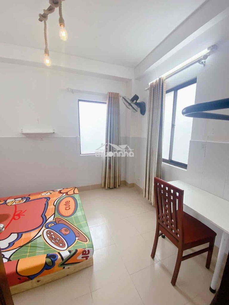 Phòng cửa sổ trời giá rẻ