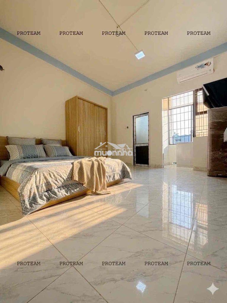 Đi bộ qua học viện cán bộ