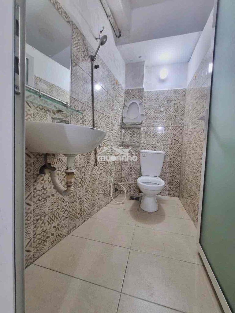 Phòng trọ ngay trường học công thương ,gác cao,có máy lanh+ giếng troi - 4