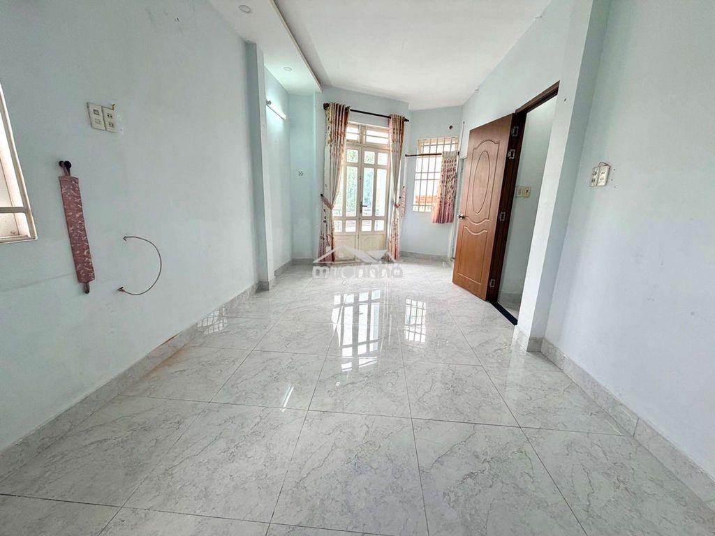 Nhà mới sát emart pvt -  hẻm 1/ xe hơi đậu cửa- 3 tầng ngang 4m 42m2  - 4