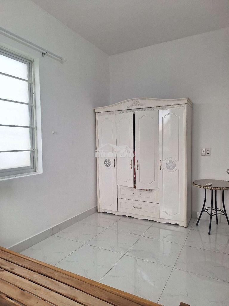 Căn lầu 2 đầy đủ nội thấc có cửa sổ và ban công