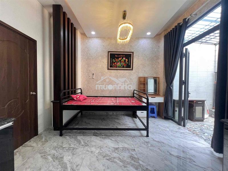 Phòng trệt sân vườn cực kì thoáng - ngay gần đầm sen - đh bách khoa