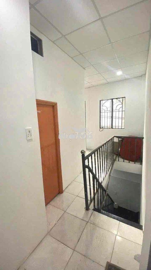 Cho thuê nhà sát mặt tiền thoại ngọc hầu mới sơn sửa[4m x 10m] -3pn - 4