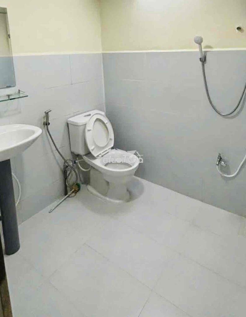 Nhà rộng thoáng, 1 trệt 1l 3p. ngủ, sân để xe ở và làm việc ok - Ảnh 4