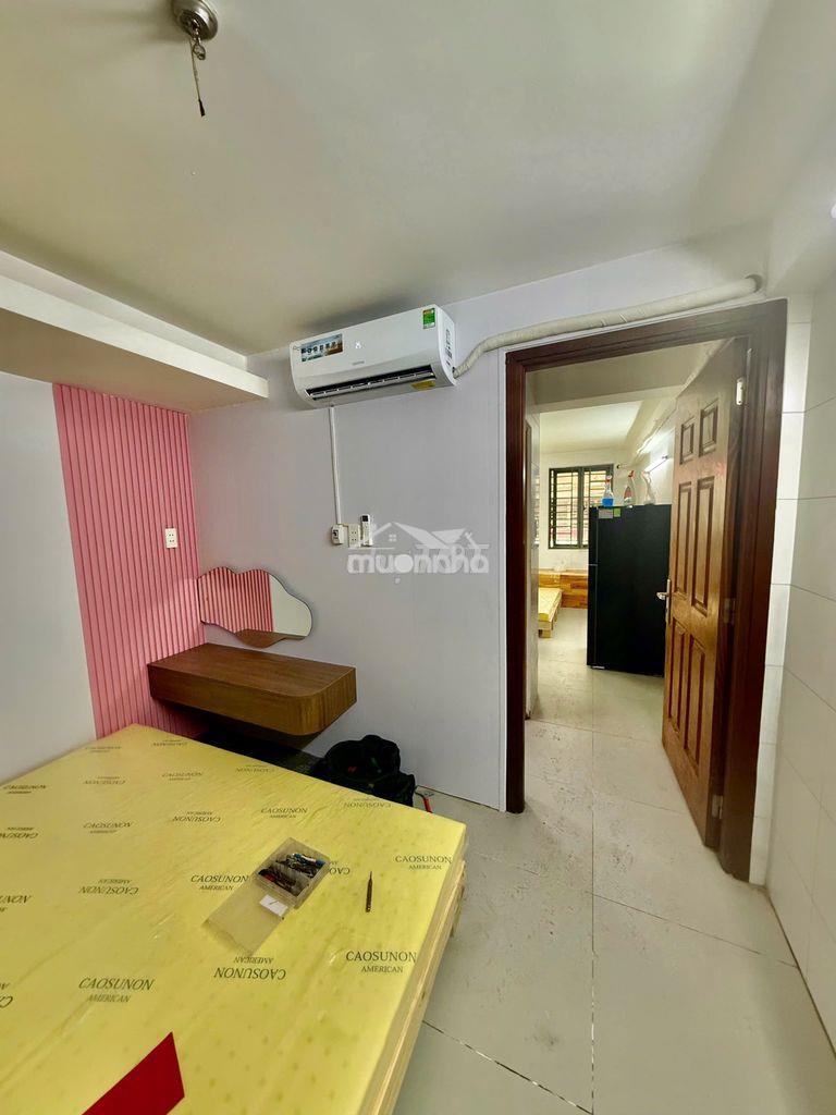 Studio ban công 2 phòng ngủ đầy đủ nội thất mới, đường lớn, trung tâm