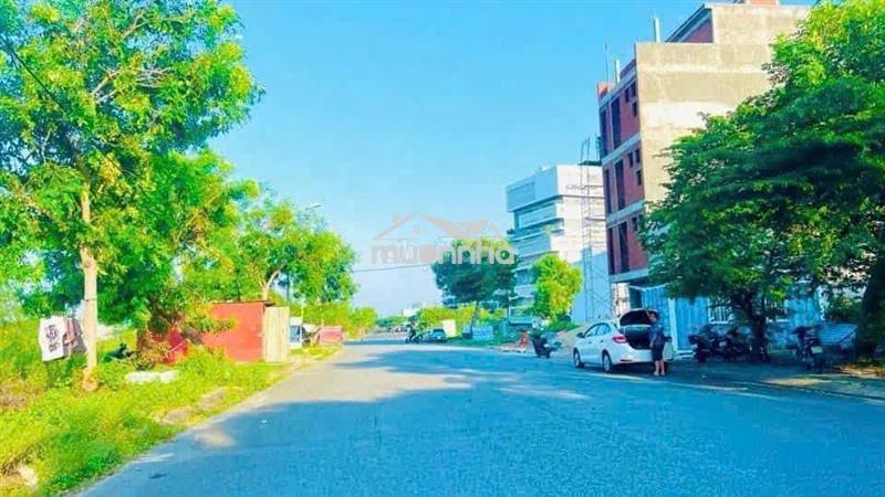 Sụp hầm đường 10m5, kẹp vệt cây xanh, ngay cổng đh y phan châu trinh