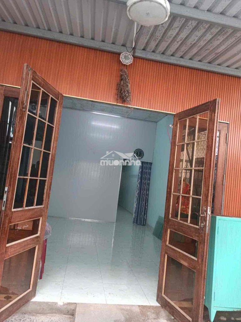 Nhà gần chợ vườn lài. cấp 4 : 1pn wc. an ninh. sạch sẽ