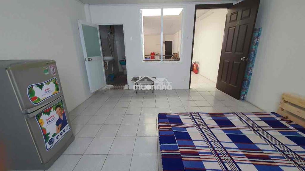 Phòng ban công và bếp riêng thoáng mát - Ảnh 2