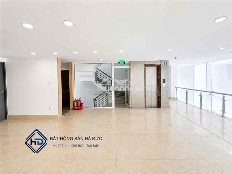 Toà nhà 8x20 có hầm để xe, thang máy gần trung tâm quận