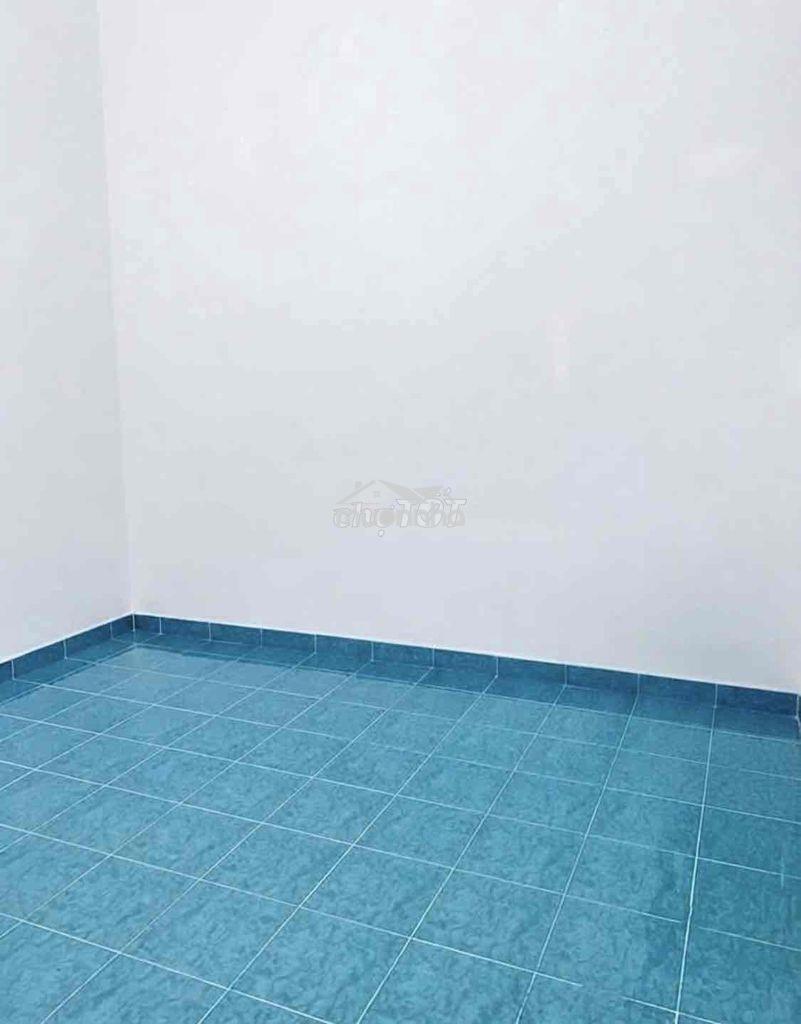 Nhà rộng thoáng, 1 trệt 1l 3p. ngủ, sân để xe ở và làm việc ok - Ảnh 2