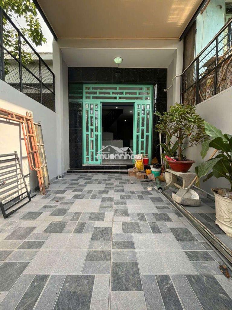 Nhà hẻm xe tải 500kg - có sân thượng. gần bxq8