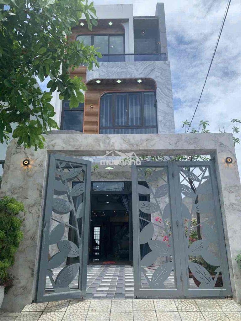 Nhà đẹp 3 tầng funl. nội thất gần biển cho thuê