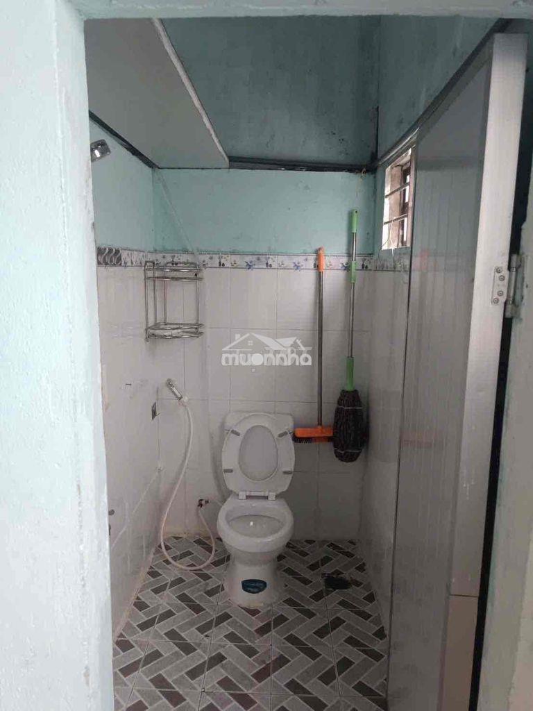 Nhà gần chợ vườn lài. cấp 4 : 1pn wc. an ninh. sạch sẽ - Ảnh 2