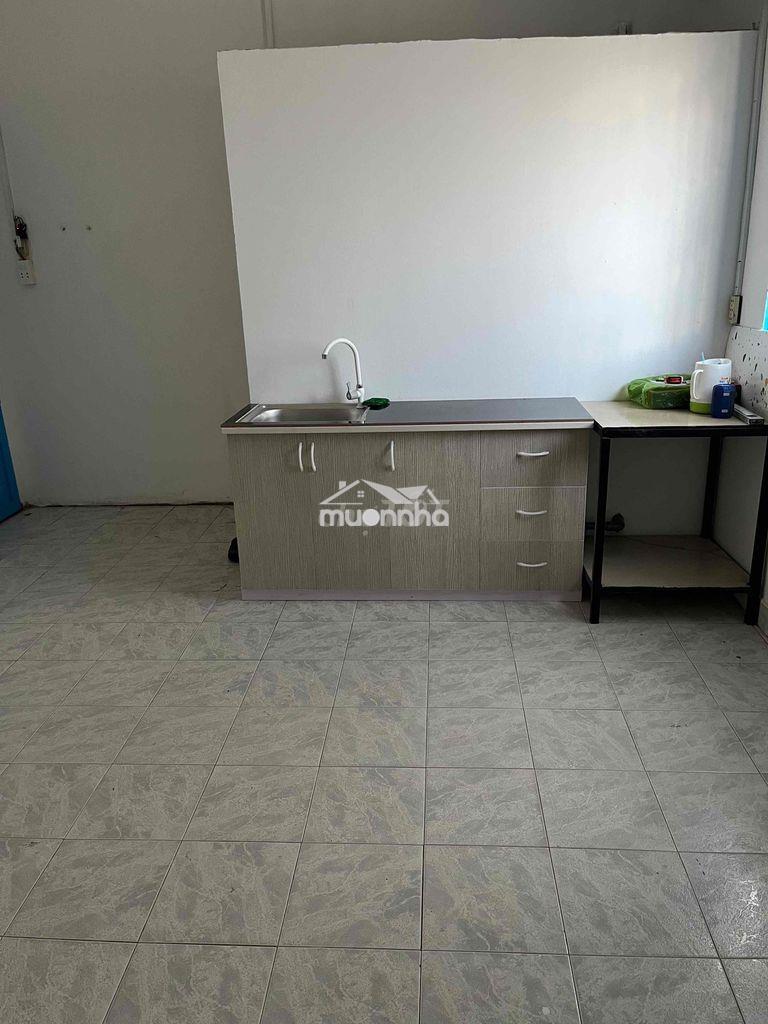 Phong rông rãi thoáng mát có cửa sổ có máy lạnh khu an ninh - Ảnh 3