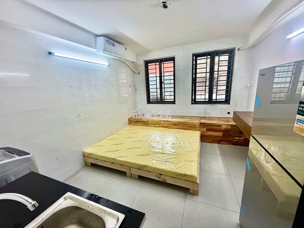 Studio ban công 2 phòng ngủ đầy đủ nội thất mới, đường lớn, trung tâm - Ảnh 2