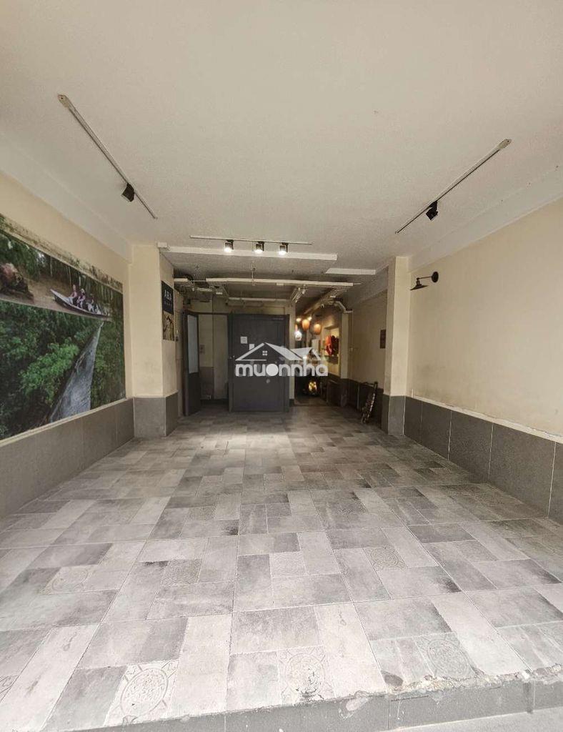 Mặt bằng kd gần kí túc xá đại học kinh tế q1