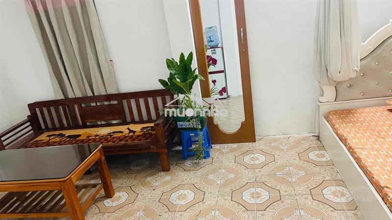 Nhà mẹ mihiện có 1 căn nhà cấp 4 rộng 35 m mét vuông có sân và mái hiê