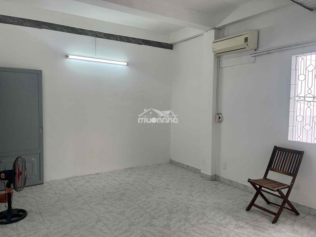 Phong rông rãi thoáng mát có cửa sổ có máy lạnh khu an ninh - Ảnh 2