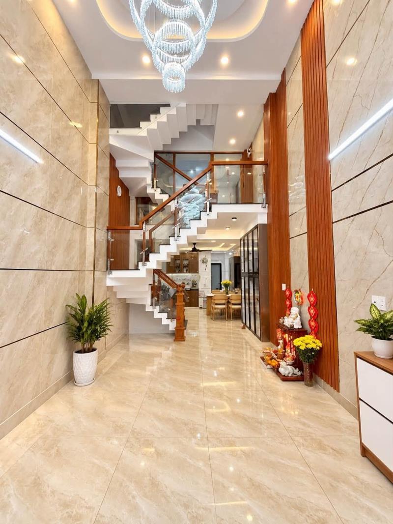Chỉ 8.2 tỷ nhà mới 5 tầng dts 200m² hxh thông gần aeon mall - Ảnh 3