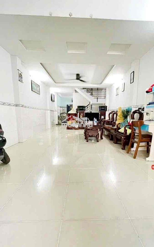 Nhà cạnh sân bay 70 m2 3 tầng 6 tỷ xíu oto ngủ nhà - Ảnh 2
