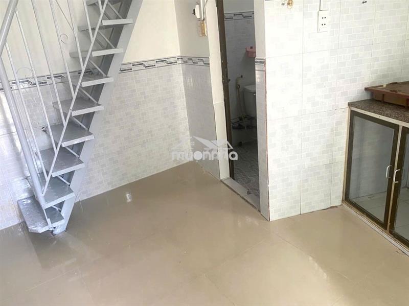 Nhà nguyên căn 2mt, 2 lầu, 1 trệt, 1 vệ sinh có ban công, sẵn nội thất