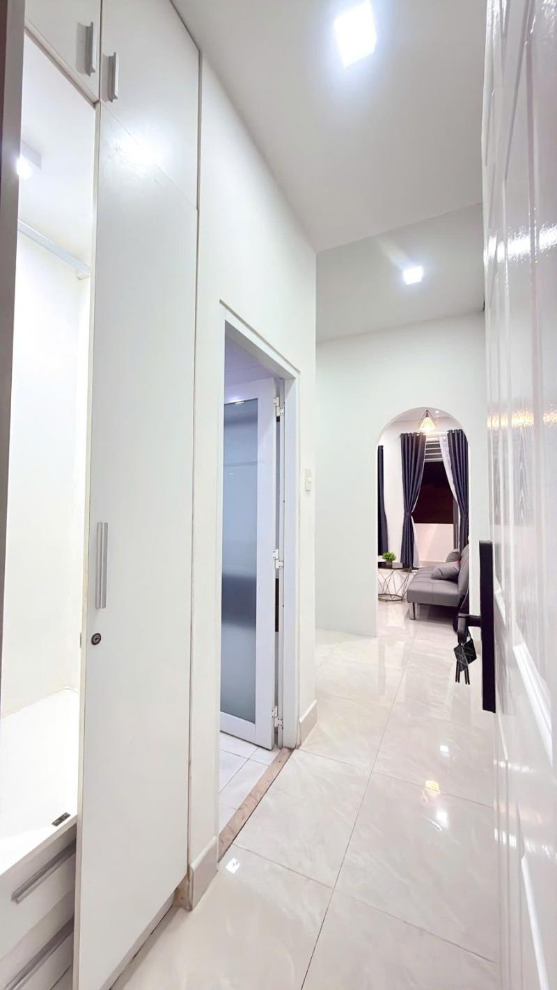 Bạn đang trả 5 - 6 triệu để đổi lấy cảm giác 'trải nghiệm địa ngục trần gian' mỗi ngày?" 🪦🤦♀️ về nhà sau 8 tiếng bị sếp dí, bước chân vào cái phòng tắm ố vàng, chân giẫm lên nền gạch dính rít - Ảnh 3