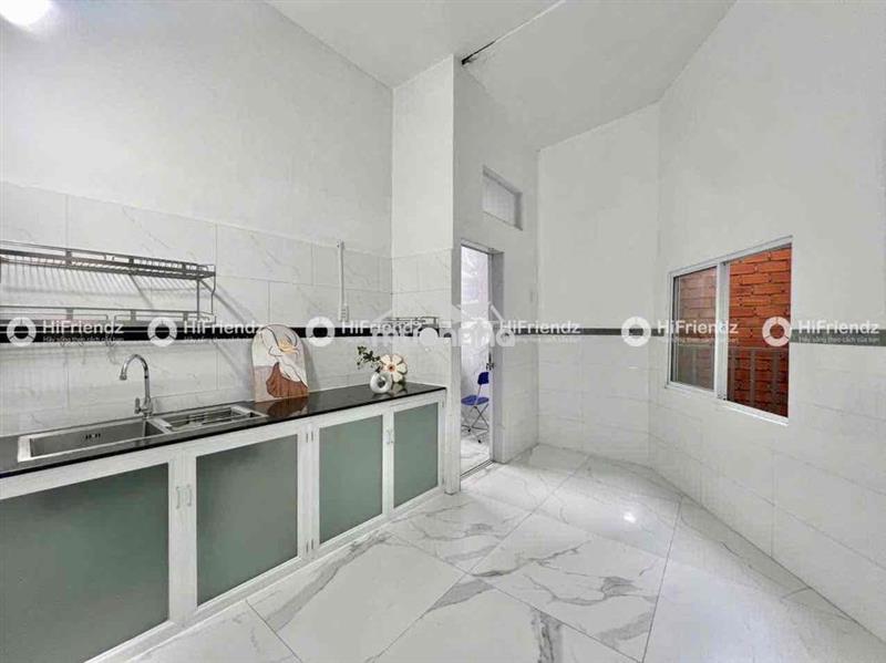 Cho thuê 1pn ban công tách bếp có gác, nhà mới rộng rãi