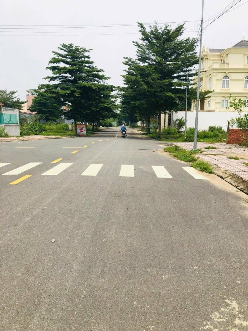 Căn nhà cực đẹp 1 trệt 2 lầu góc 2 mặt tiền đường 20m bưng ông thoàn - Ảnh 3