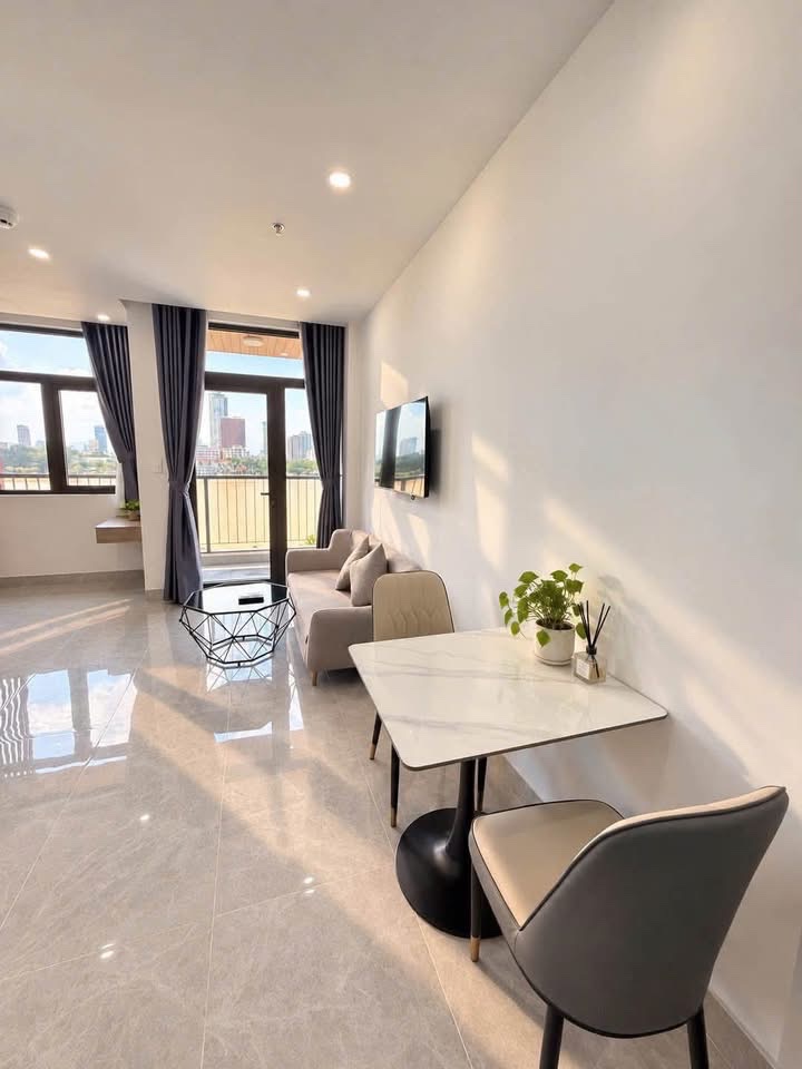 Cho thuê phòng ban công 40m2, cửa sổ thoáng, full nội thất ngay trung tâm phan xích long, gần q1, q2, q3 - Ảnh 2