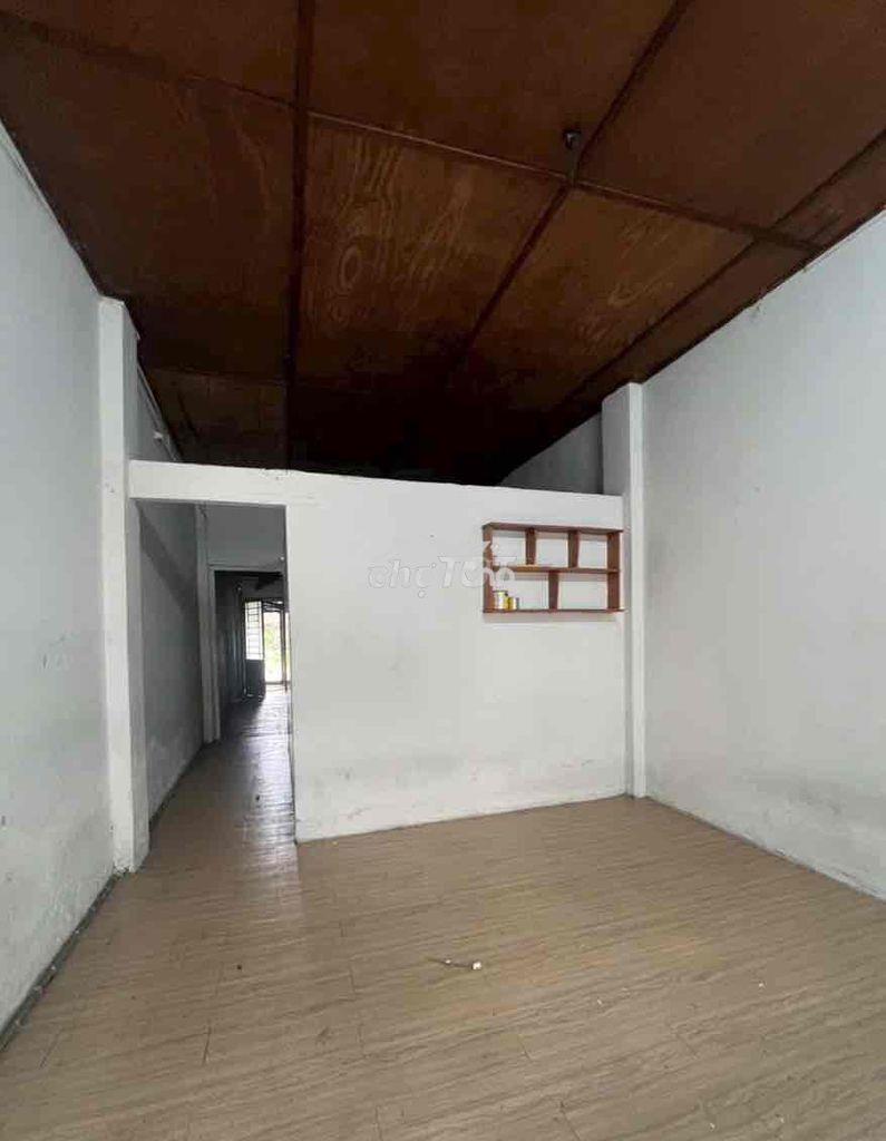 Nhà đường 102 gần man thiện 300m2 đất có vườn, nhà hơi cũ nhưng ở tốt