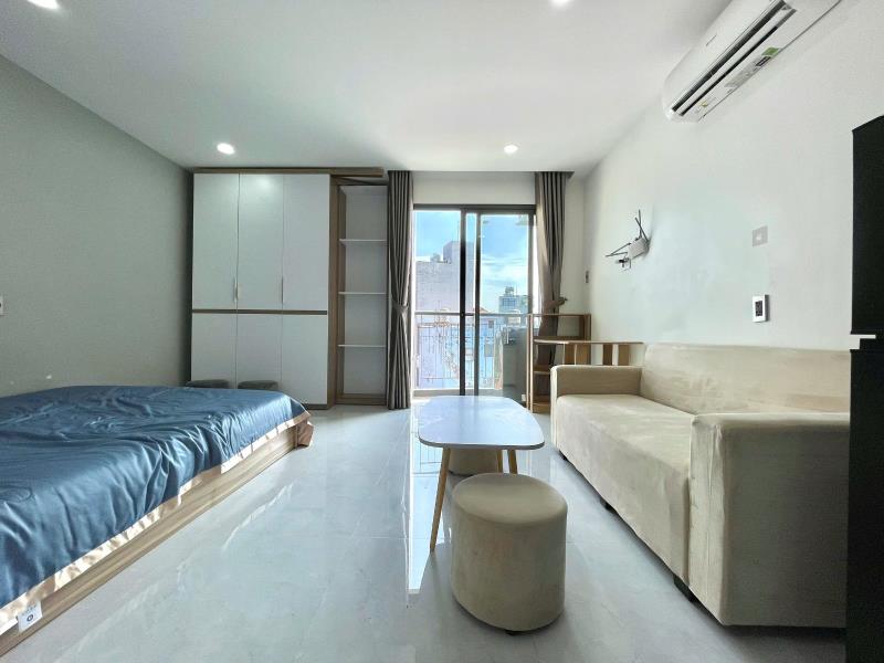 Phòng ban công siêu rộng - toà nhà thang máy - phan đăng lưu tiện về quận 1, 3
