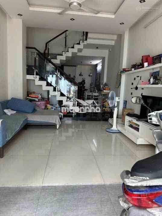 Nhà 2 lầu 3 phòng, có nội thất p.tăng nhơn phú a