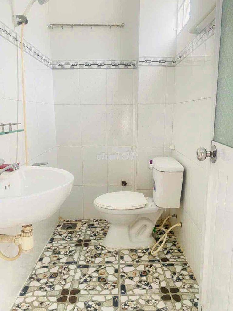 Cho thuê nhà tx 22 q12 giá 7tr gồm 4p ngủ sân xe hơi - Ảnh 2