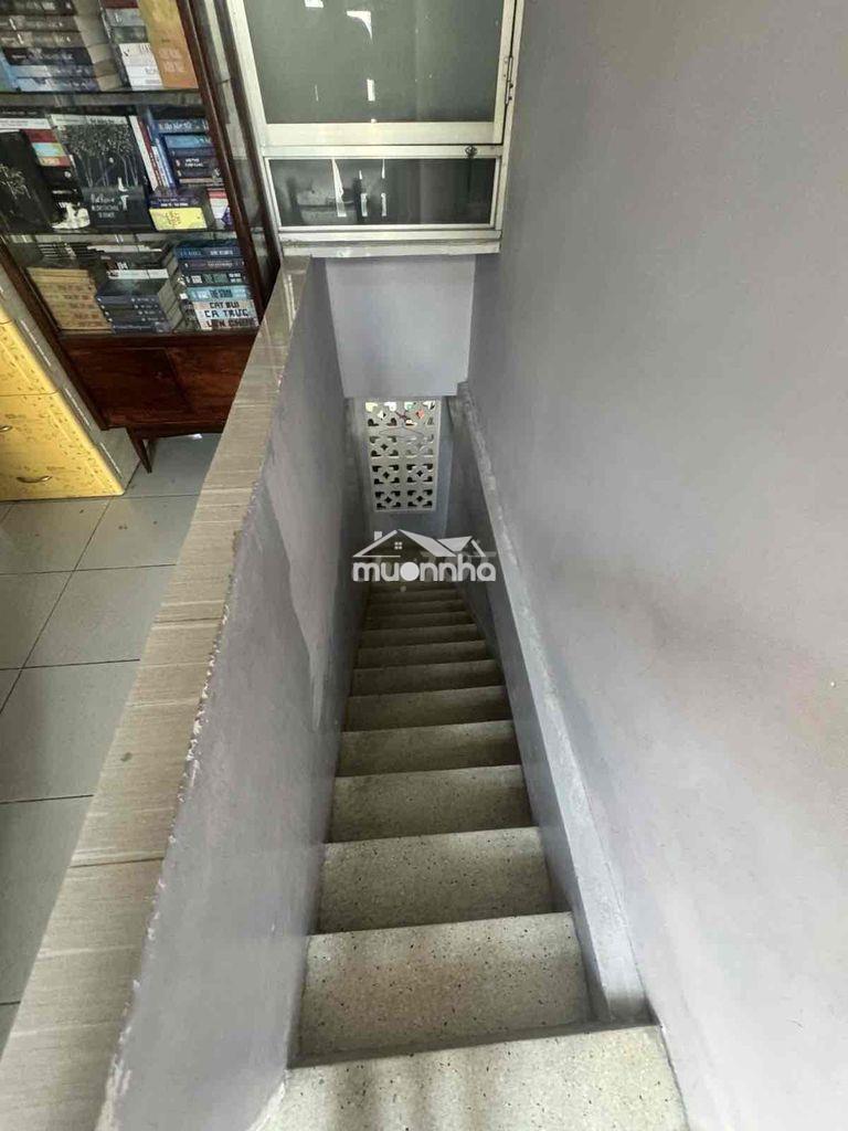 Hẻm xe hơi 3 bước chân