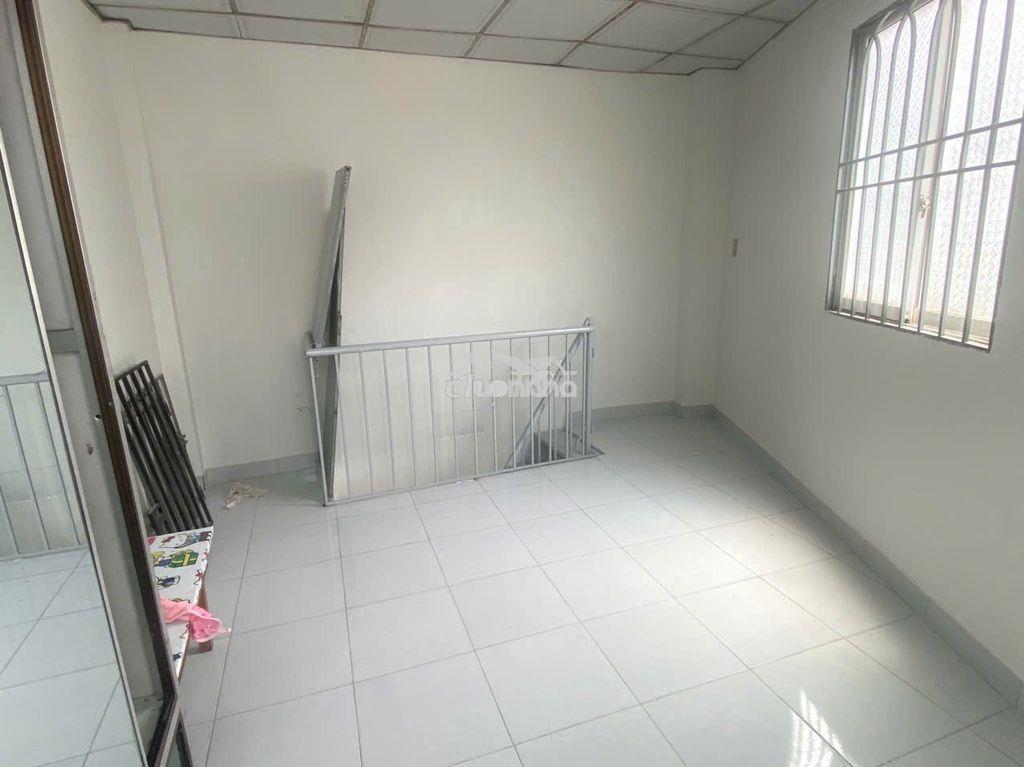 Nhà nguyên căn 2mt, 2 lầu, 1 trệt, 1 vệ sinh có ban công, sẵn nội thất - Ảnh 3