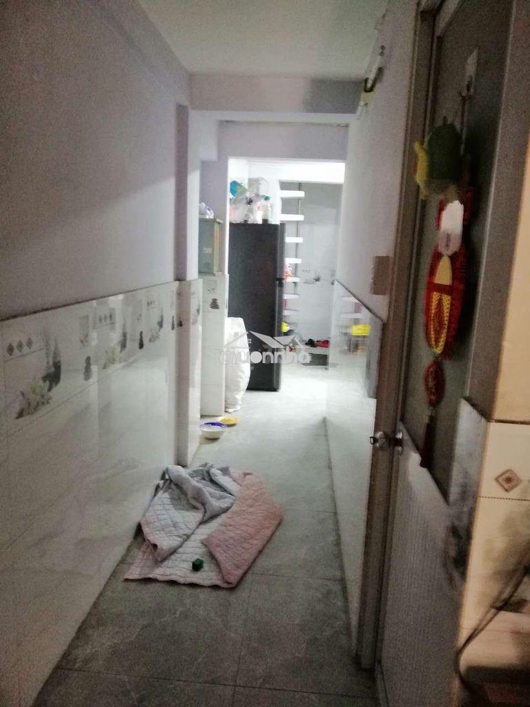 Từng trệt chung cư mặt hướng về chợ xóm chiếu
