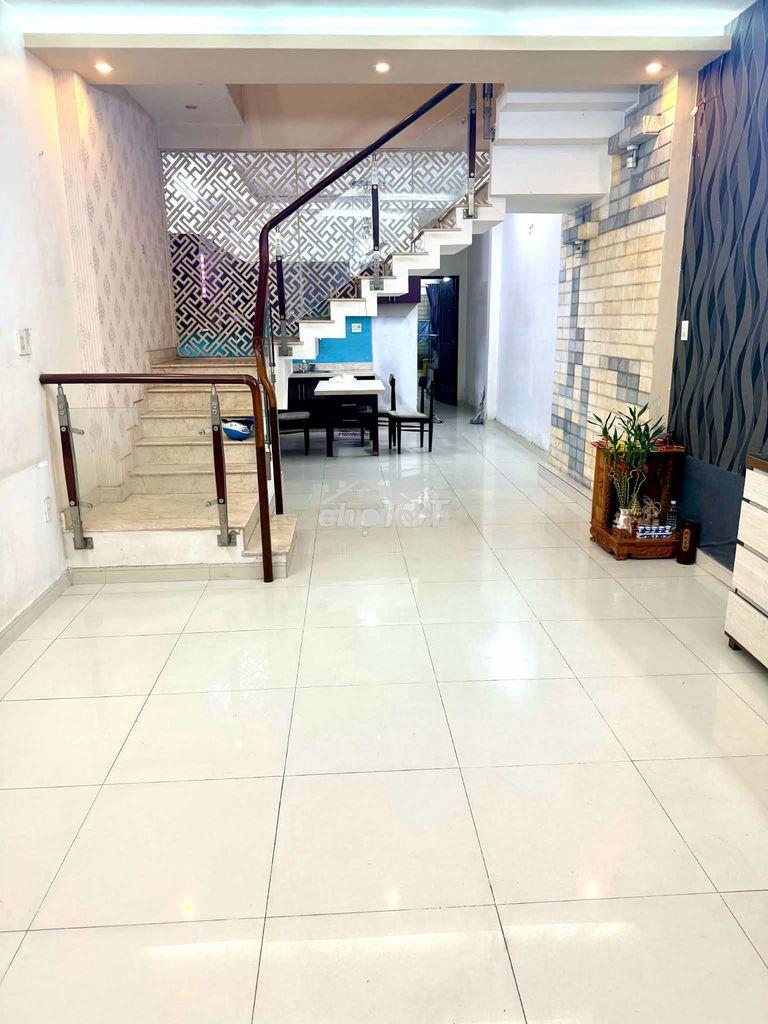 Nhà hẻm xe tải vào được và có chỗ đậu xe oto đường phú thọ hòa tân phú