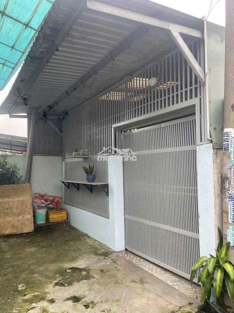 Chỉ 2 tỷ 550 sở hữu ngay hộ khẩu hóc môn 105m2 fun thổ .cấp 4 còn mới - Ảnh 2